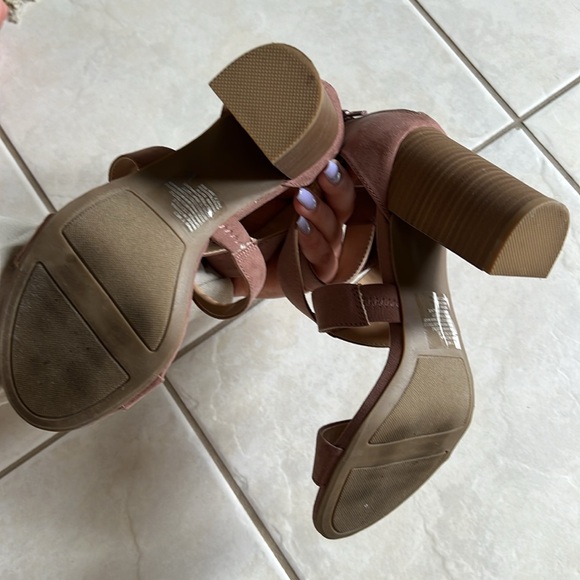 Pink heel sandals size 7 with bow - Picture 2 of 4